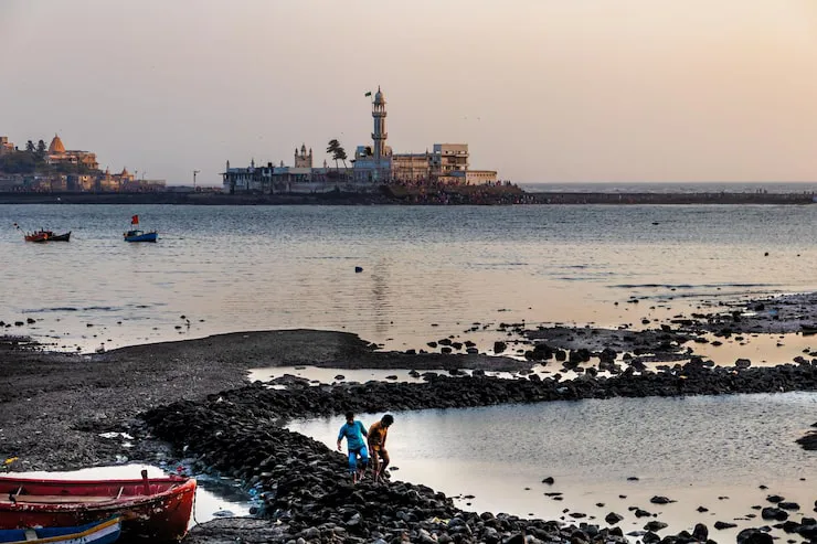 Read more about the article Mumbai Darshan Tour Covering Siddhivinayak and Haji Ali